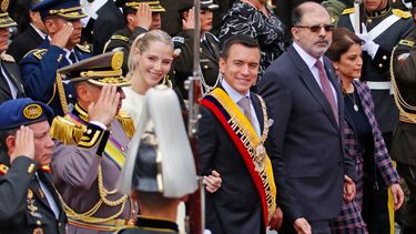 El nuevo presidente de Ecuador, Daniel Noboa (C), acompañado por su esposa Lavinia Valbonesi (I), y el presidente de la Asamblea Nacional, Henry Kronfle (2-D), abandona la Asamblea Nacional tras ser investido en Quito el 23 de noviembre de 2023.