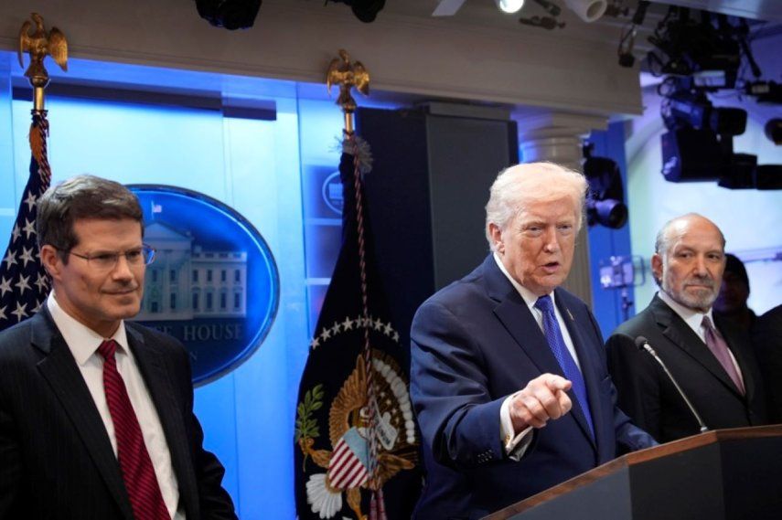 El presidente Donald J. Trump, junto al fiscal general John Sauer (izquierda) y al secretario de Comercio Howard Lutnick (derecha), habla sobre la anulación por parte del Tribunal Supremo de la mayoría de sus aranceles durante una rueda de prensa en la sala de prensa de la Casa Blanca en Washington, DC, el 20 de febrero de 2026.