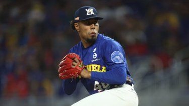 El lanzador venezolano Ricardo Pinto, quien fue MVP en la final de la Liga Venezolana de Béisbol Profesional y la Serie del Caribe, consigue contrato de ligas menores con los Filis de Filadelfia en la MLB