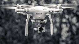 Un dron realizando grabaciones