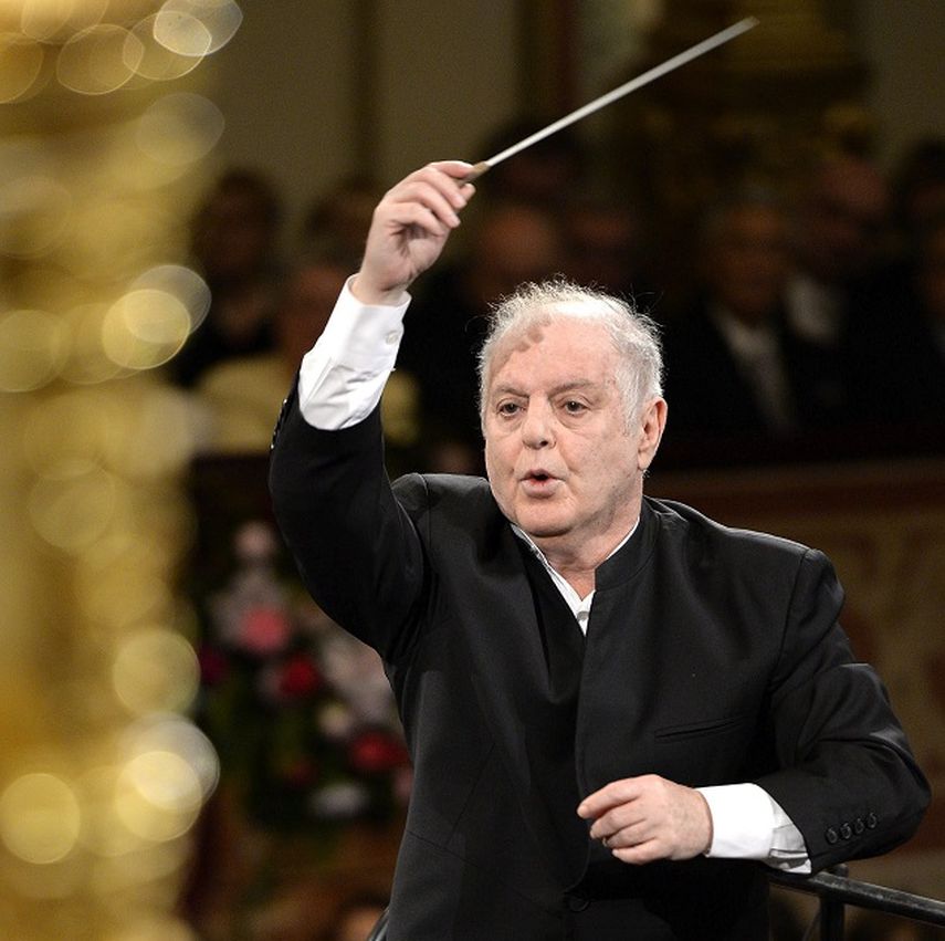 El argentino-israelí Daniel Baremboim  dirige a la Orquesta Filarmónica de Viena durante el tradicional concierto de Año Nuevo. (EFE)