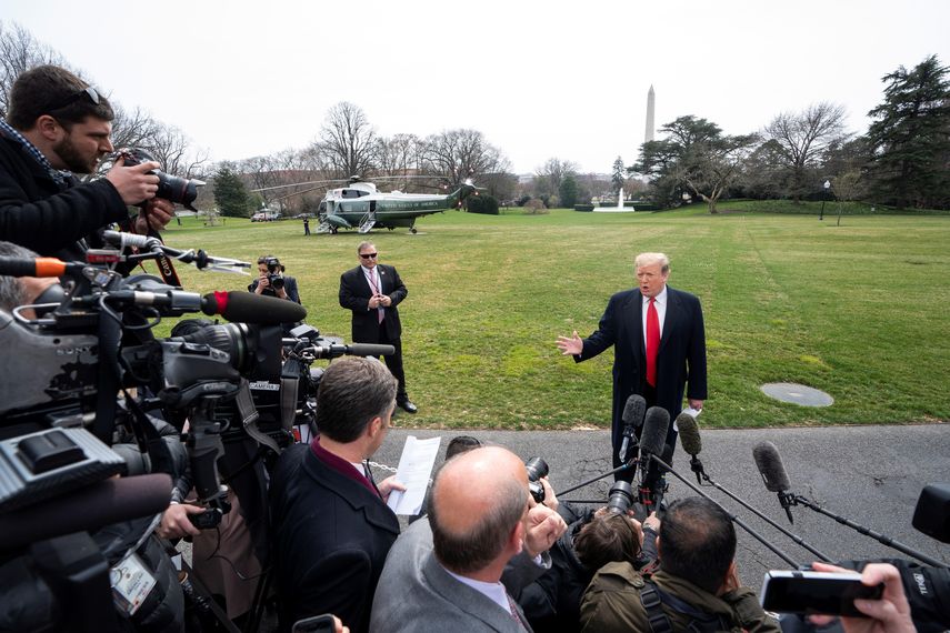 El presidente Donald Trump declara a los periodistas en la Casa Blanca.