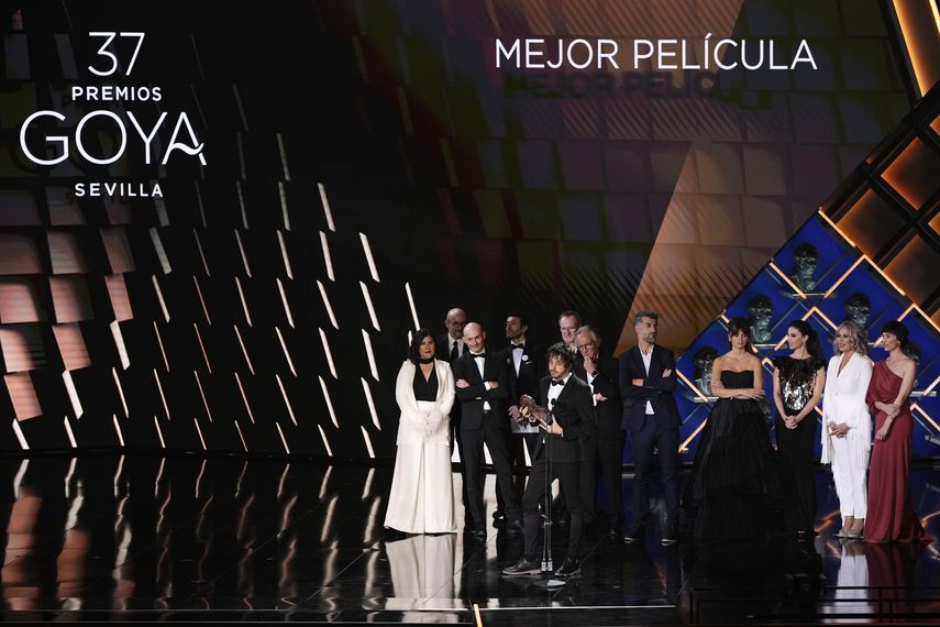En esta imagen de archivo, el productor Eduardo Villanueva (centro) recibe el goya a la Mejor película por As Bestas durante la 37 edición de los Premios Goya, en Sevilla, el 12 de febrero de 2023.