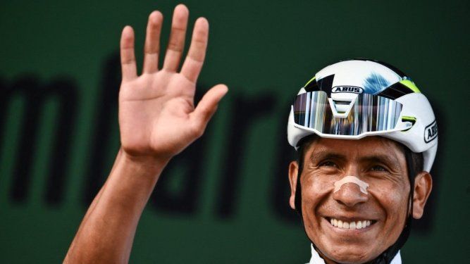El piloto colombiano del Movistar Team, Nairo Quintana, observa desde el podio de inicio de sesión antes de la 119a edición del Giro di Lombardia (Tour de Lombardía), una carrera ciclista de 238 km desde Como hasta Bérgamo el 11 de octubre de 2025. El ciclista colombiano Nairo Quintana, uno de los ciclistas más exitosos de América Latina y una figura prominente en el pelotón, anunció el 22 de marzo de 2026 que se retirará al final de la temporada 2026.