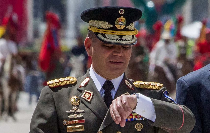 El ministro de Defensa venezolano, Vladimir Padrino López, fue ratificado en su puesto, pero relevado como jefe del Comando Estratégico Operacional militar.
