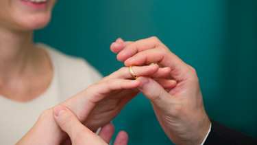 ¡me caso! ¿a quien se lo cuento primero y que tengo que planear?