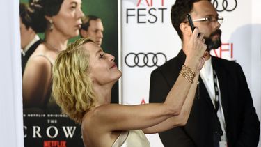 La actriz Gillian Anderson, miembro del elenco de la serie de Netflix The Crown, se toma una selfie en la alfombra roja de una funci&oacute;n de gala en el AFI Fest, en el Teatro Chino TCL, el s&aacute;bado 16 de noviembre del 2019 en Los Angeles.&nbsp;