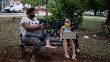 Personas buscan conectarse al internet y tener acceso a las redes sociales en un parque en La Habana, Cuba.&nbsp;