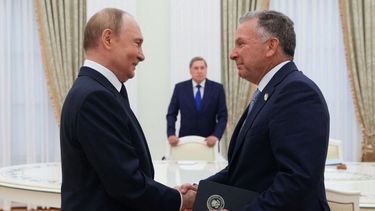 El presidente ruso Vladimir Putin y el enviado especial del presidente Donald J. Trump, Steve Witkoff,&nbsp; en un cordial saludo en el Kremlin.