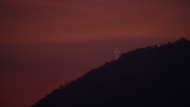 La Cruz del Avila se observa desde uno de los picos de El Avila durante en atardecer en Semana Santa en Caracas, Venezuela, el mi&eacute;rcoles 8 de abril de 2020.&nbsp;