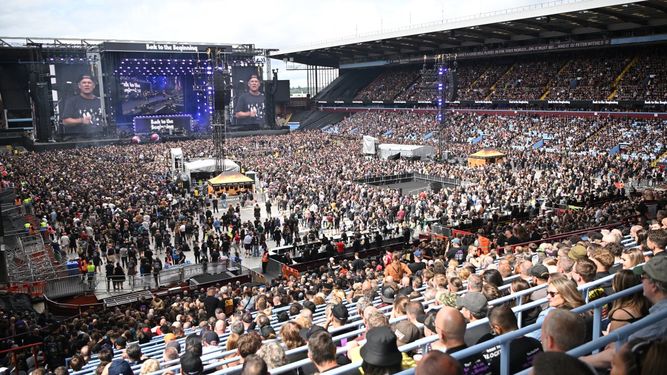 El público de Villa Park espera al rockero Ozzy Osbourne en s concierto de despedida en Birmingham, Inglaterra.   