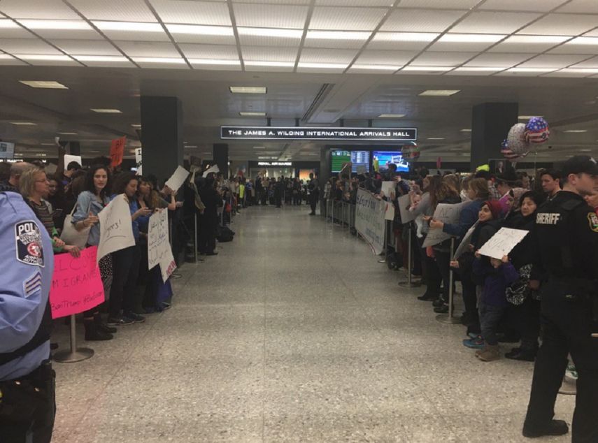 Durante este pasado fin de semana en varios aeropuertos de Estados Unidos se sucedieron protestas por el decreto migratorio de Trump.