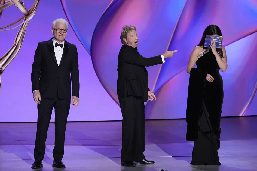 De izquierda a derecha: Steve Martin, Martin Short y Selena Gómez presentan el premio a Mejor actor en una serie de comedia durante la 76 edición de los premios Emmy el domingo 15 de septiembre de 2024 en el Teatro Peacock de Los Ángeles.