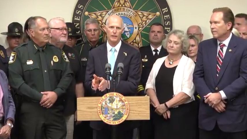La firma de la ley HB 477 por el gobernador Rick Scott tuvo lugar en una ceremonia en el Centro de Operaciones de Emergencia del condado Sarasota, en el oeste de&nbsp;Florida.