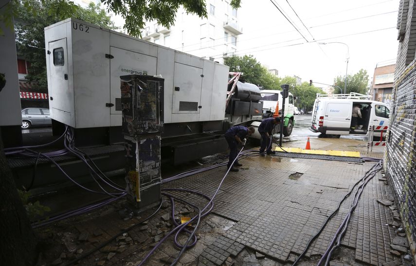 Técnicos trabajaban en una zona sin electricidad en el centro de Buenos Aires (Argentina), durante otro apagón en 2016.