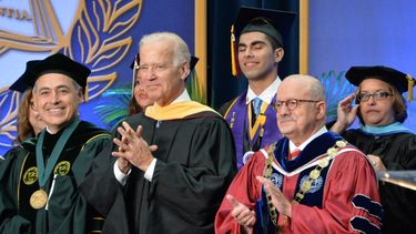 El vicepresidente Joe Biden (centro), flanqueado por Ángel Cabrera, presidente de George Mason University, y Eduardo Padrón, presidente de MDC. ( ÁLVARO MATA)