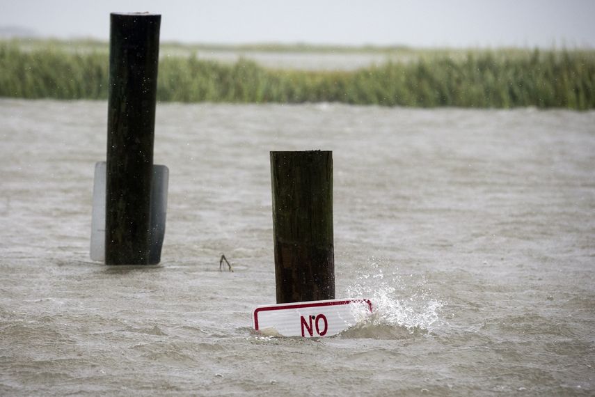 Un anuncio en una rampa para botes en Lazaretto Creek aparece casi inundado durante la marea alta, mientras el huracán Dorian avanza rumbo a la costa este, el miércoles 4 de septiembre del 2019, hacia Tybee Island, Georgia.&nbsp;