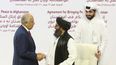 El enviado estadounidense Zalmay Khalilzad, izquierda, y el jefe político del Talibán, mulá Abdul Ghani Baradar, se estrechan la mano después de firmar el acuerdo de paz entre el Talibán y Estados Unidos en Doha, Qatar, sábado 29 de febrero de 2020.&nbsp;