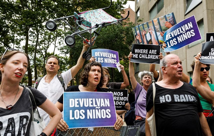 Un grupo de personas protesta contra la separación de familias indocumentadas en la frontera con México.