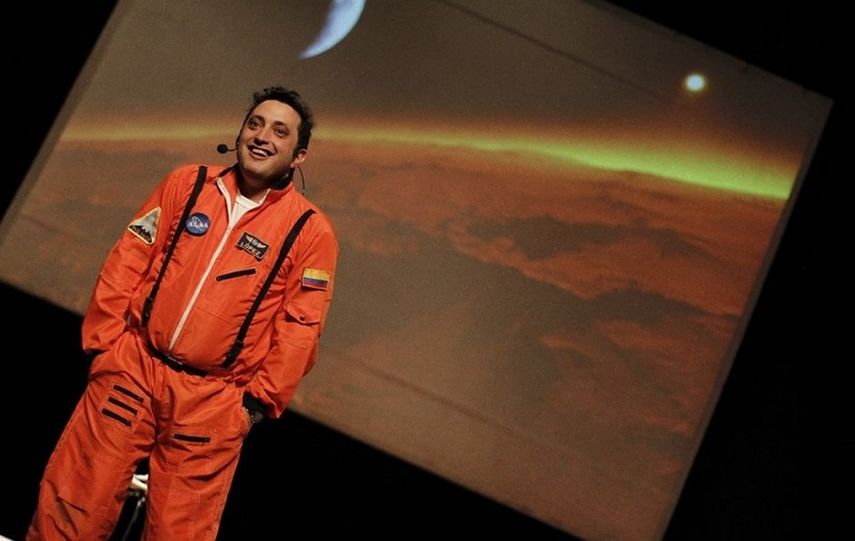Andrés López se viste de astronauta para hacernos reír