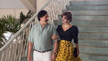 Loving Pablo, que se rodó en Colombia aunque los personajes hablen en inglés con modismos locales para llegar a un público internacional, está basada en las memorias de la periodista Virgina Vallejo (Amando a Pablo, odiando a Escobar).