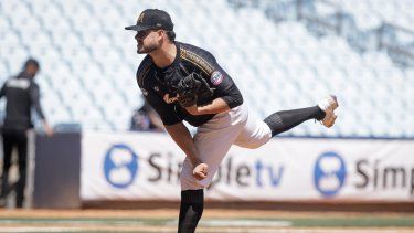 El lanzador Harold Arauz de Federales de Chiriqui representante de Panamá enfrenta a Vaqueros de Montería de Colombia en la Serie del Caribe Gran Caracas 2023