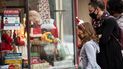 Tienda con adornos de Navidad a la venta. Tienda con adornos de Navidad a la venta.