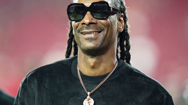 Snoop Dogg camina en el campo antes del partido de la NFL entre los Buccaneers de Tampa Bay y los Saints de Nueva Orleans el 19 de diciembre de 2021 en Tampa, Florida. Universal prepara una película biográfica del rapero. 