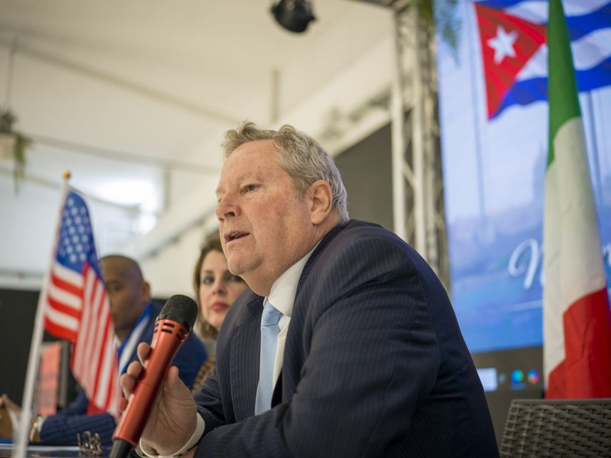 El embajador Mike Hammer