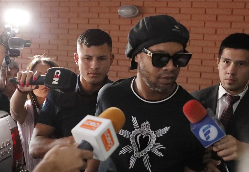 El retirado futbolista brasile&ntilde;o Ronaldinho ingresa a la Fiscal&iacute;a de Paraguay en Asunci&oacute;n, Paraguay, el jueves 5 de marzo de 2020.&nbsp;