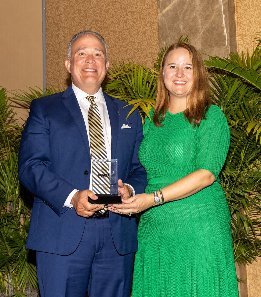 María García de Kozyak Tropin & Throckmorton entrega premio a Luis de la Aguilera, U.S. Century Bank.