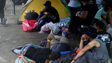 Migrantes venezolanos que esperan regresar a su país de origen aguardan en un almacén comercial que se utiliza como refugio temporal en la Ciudad de Panamá, el miércoles 26 de octubre de 2022.