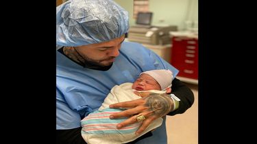 El cantante cubano Chacal le da la bienvenida a su primer hijo,&nbsp;Milan.