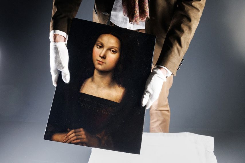 Un hombre muestra en París el 21 de octubre de 2023 un retrato de María Magdalena, una obra, comprada sin saberlo por coleccionistas franceses y recién autenticada por un grupo de expertos franceses e italianos como una obra maestra del pintor y arquitecto renacentista italiano Rafael, fechada en su encuentro con Leonardo da Vinci hacia 1505.