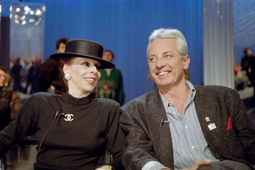 El director francés Just Jaeckin posa con la actriz Macha Béranger el 21 de noviembre de 1988 en París durante el programa de televisión La Marche du Siècle.