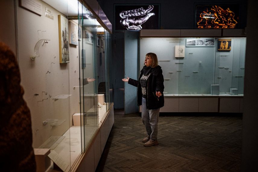 Olga Honcharova, directora temporal del Museo Regional de Jersón, especializada en historia local e historia natural, muestra una vitrina vacía en Kherson, en medio de la invasión rusa de Ucrania.