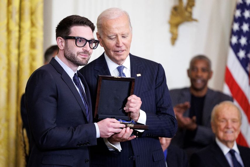 El presidente Joe Biden condecoró con la Medalla Presidencial de la Libertad a George Soros, a la exsecretaria de Estado, la demòcrata Hillary Clinton y a otras 17 personas. Alexander Soros acudió a recibir el premio.