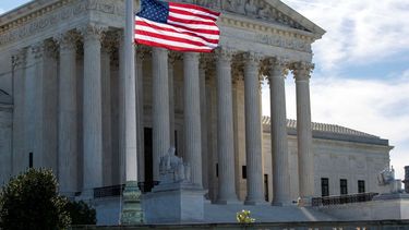 La bandera de EE. UU. ondea a media asta fuera de la Corte Suprema en memoria de la jueza Ruth Bader Ginsburg, en Washington, DC, el 19 de septiembre de 2020.