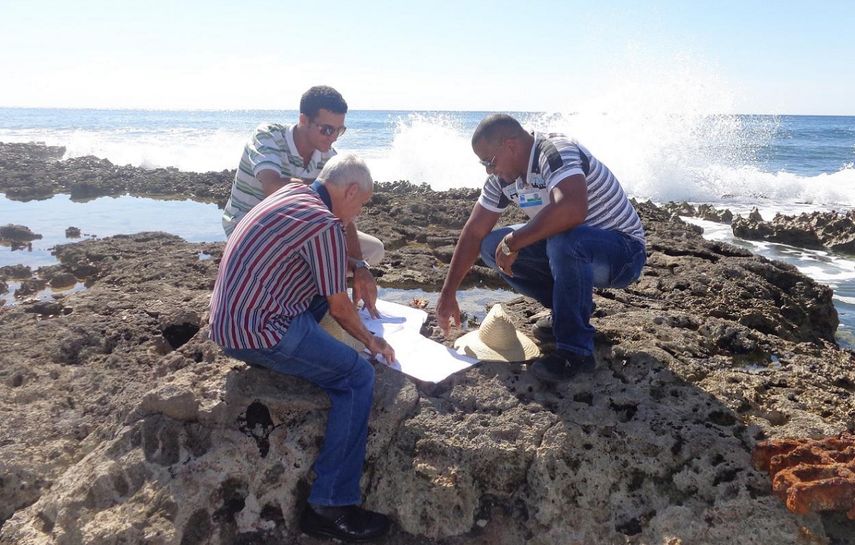 Imagen de archivo de especialistas cubanos en recursos hidráulicos evaluando un proyecto para potabilizar agua de mar.