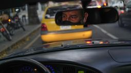 El conductor de la empresa de taxis por app Ridery, Marcelo Sánchez, se ve reflejado en el espejo retrovisor de su automóvil en Caracas, el jueves 5 de mayo de 2022.&nbsp;