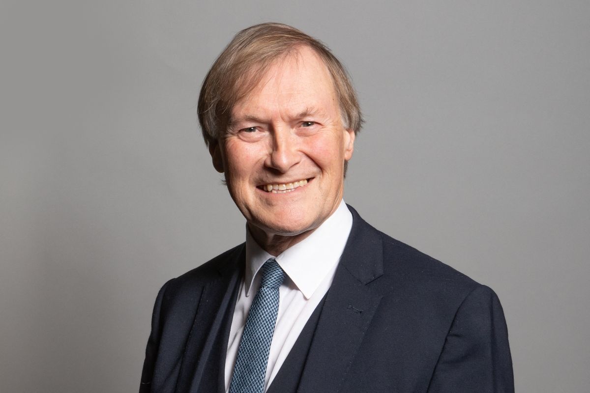 Una fotografía sin fecha publicada por el Parlamento del Reino Unido muestra al diputado conservador de Southend West, David Amess, posando para una fotografía oficial en las Casas del Parlamento en Londres. Una fotografía sin fecha publicada por el Parlamento del Reino Unido muestra al diputado conservador de Southend West, David Amess, posando para una fotografía oficial en las Casas del Parlamento en Londres.