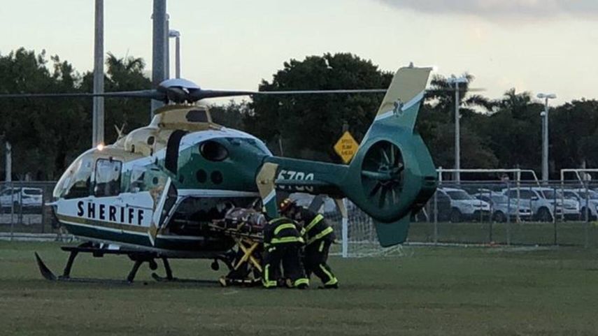 El estudiante, que no se creía que llevaba un casco, sufrió una lesión en la cabeza y fue trasladado en avión al Memorial Regional Hospital en Hollywood en buenas condiciones.