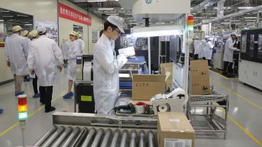 Un obrero trabaja en una l&iacute;nea de producci&oacute;n de tel&eacute;fonos celulares durante una gira de prensa a la f&aacute;brica de Huawei en Dongguan, China.