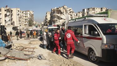 Unas ambulancias de la Media Luna Roja evacuando a civiles heridos del este de la ciudad de Alepo, Siria