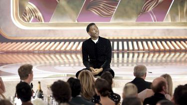 En esta imagen proporcionada por NBC Jerrod Carmichael durante su monólogo en la 80 entrega de los Globos de Oro en el Hotel Beverly Hilton el 10 de enero de 2023.