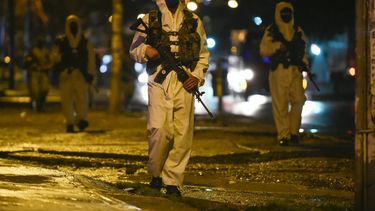 Los soldados colombianos patrullan las calles en el barrio de Usme, en el sur de Bogot&aacute;, el 15 de julio de 2020. Bogot&aacute; el 13 de julio impuso un estricto cierre zonal, que afecta a 2,5 millones de personas, para restringir el movimiento durante las pr&oacute;ximas dos semanas para contener nuevos brotes de COVID-19.