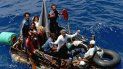 Cubanos varados en una balsa a mitad de camino entre Cayo Hueso, Florida y Cuba. 
