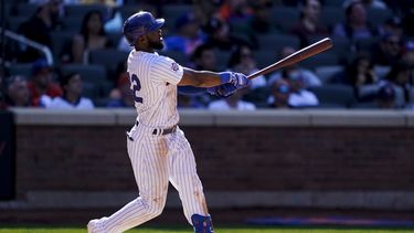 El dominicano Starling Marte pega un cuadrangular de tres carreras para los Mets de Nueva York en el octavo inning del partido frente a los Diamondbacks de Arizona, el viernes 15 de abril de 2022, en Nueva York.&nbsp;