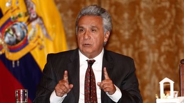 El presidente de Ecuador, Lenín Moreno, habla en el Palacio de Gobierno en Quito.