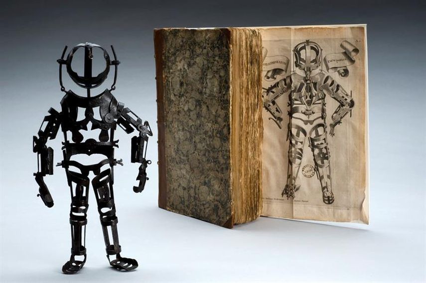 Fotografía facilitada por el Museo de la Ciencia de Londres de un maniquí de hierro articulado, una de las piezas que podrán verse en la exposición Rise of the Robots, que mostrará, a partir de febrero de 2017, la obsesión de la Humanidad por recrear